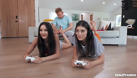 She's first time with a toy and her pussy