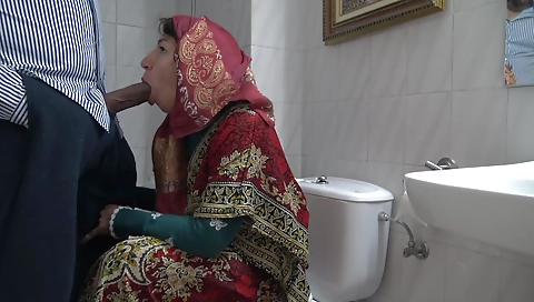 Hawt sweetheart gives head