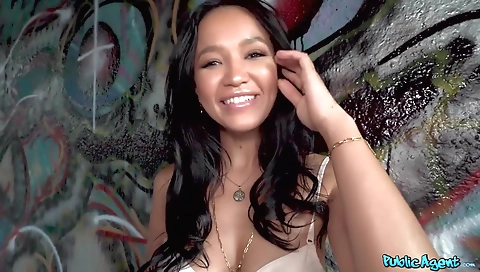 Sexy brunette gets her pussy eaten and mouth