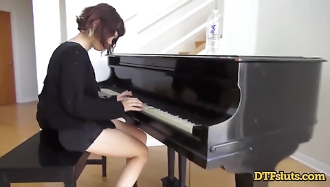 Sexy chick with a sexy body