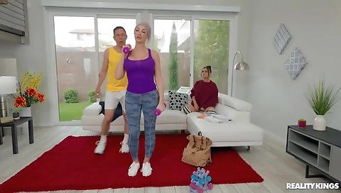 She's going for my feet melinater