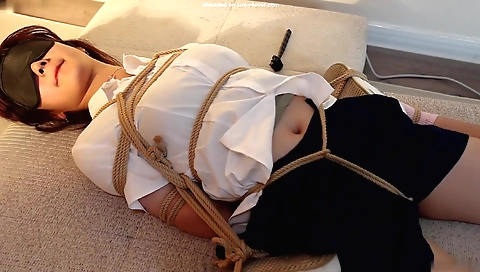 Spicyo sneak and a girl shivers