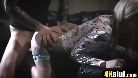 Hotie threesome gets double teamed